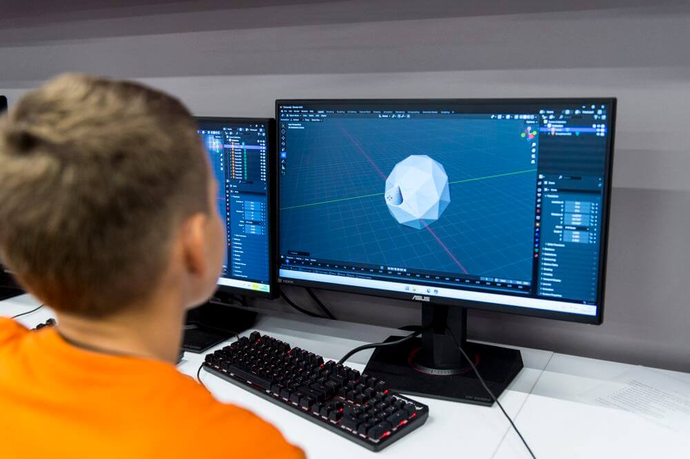 Дитина моделює 3D-об`єкт на комп`ютері